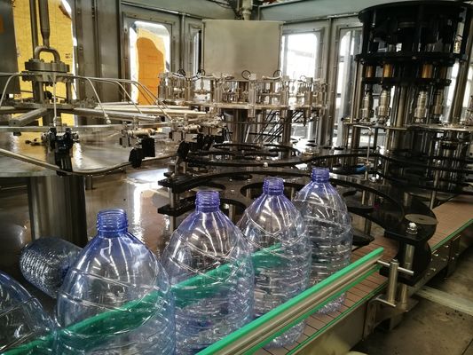0.5L máquinas de rellenar del agua embotellada plástica del ANIMAL DOMÉSTICO 32000 BPH